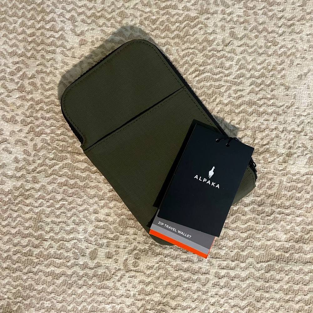 Alpaka Zip Travel Wallet